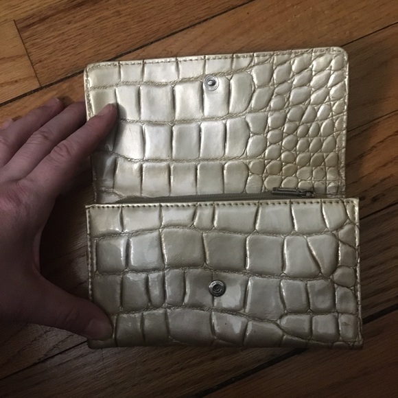 GUESS WALLET!!! - Picture 3 of 5